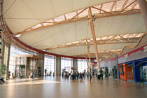 Terminal 1, der Ausgang in die Stadt